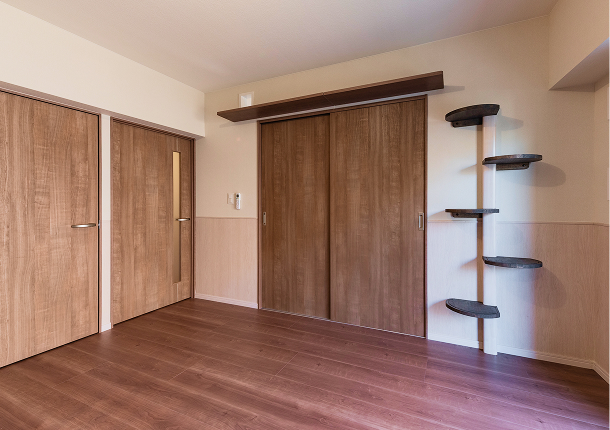  壁と天井は、調湿と消臭・抗菌機能のある紙クロス＋漆喰塗料を使用。